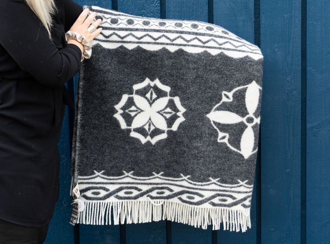 Hovedbilde Aimi of Sapmi Ullpledd Hearva 130x170 + Frynser